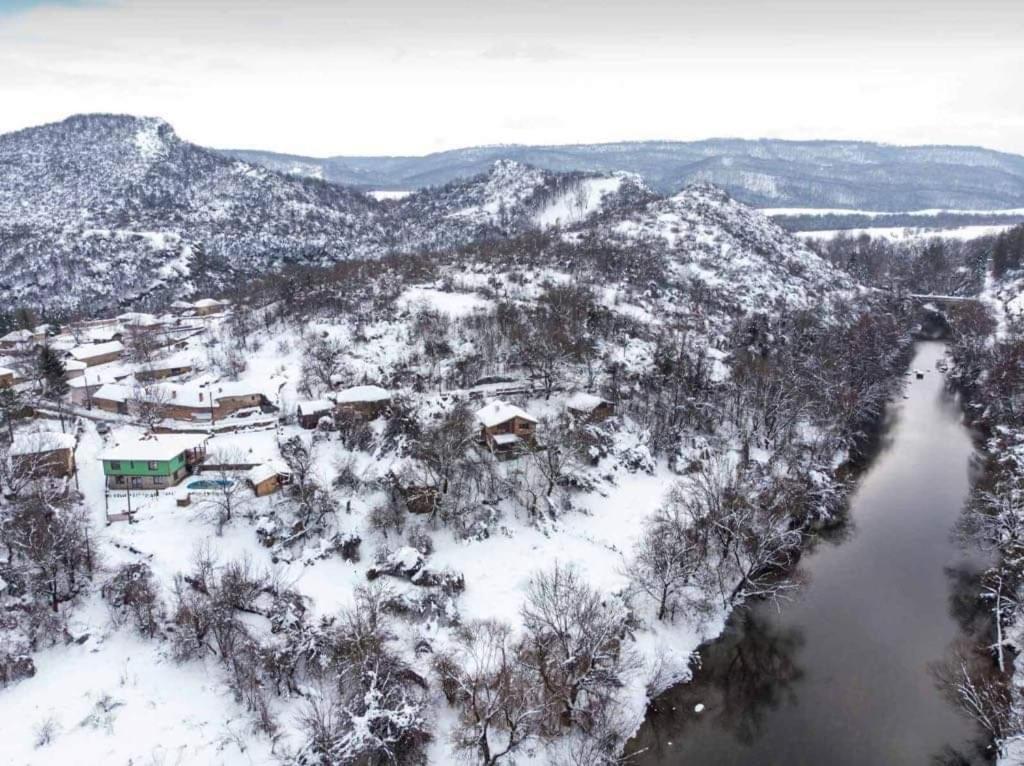 Къща Край Реката/ House By The River Vetrintsi Exterior foto